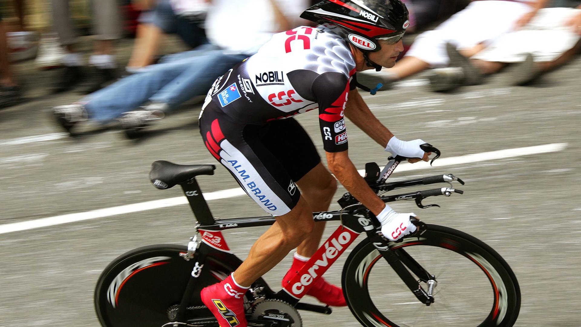 高空绳索攀爬比赛，考验勇气与体能的极致运动，高空绳索攀爬项目