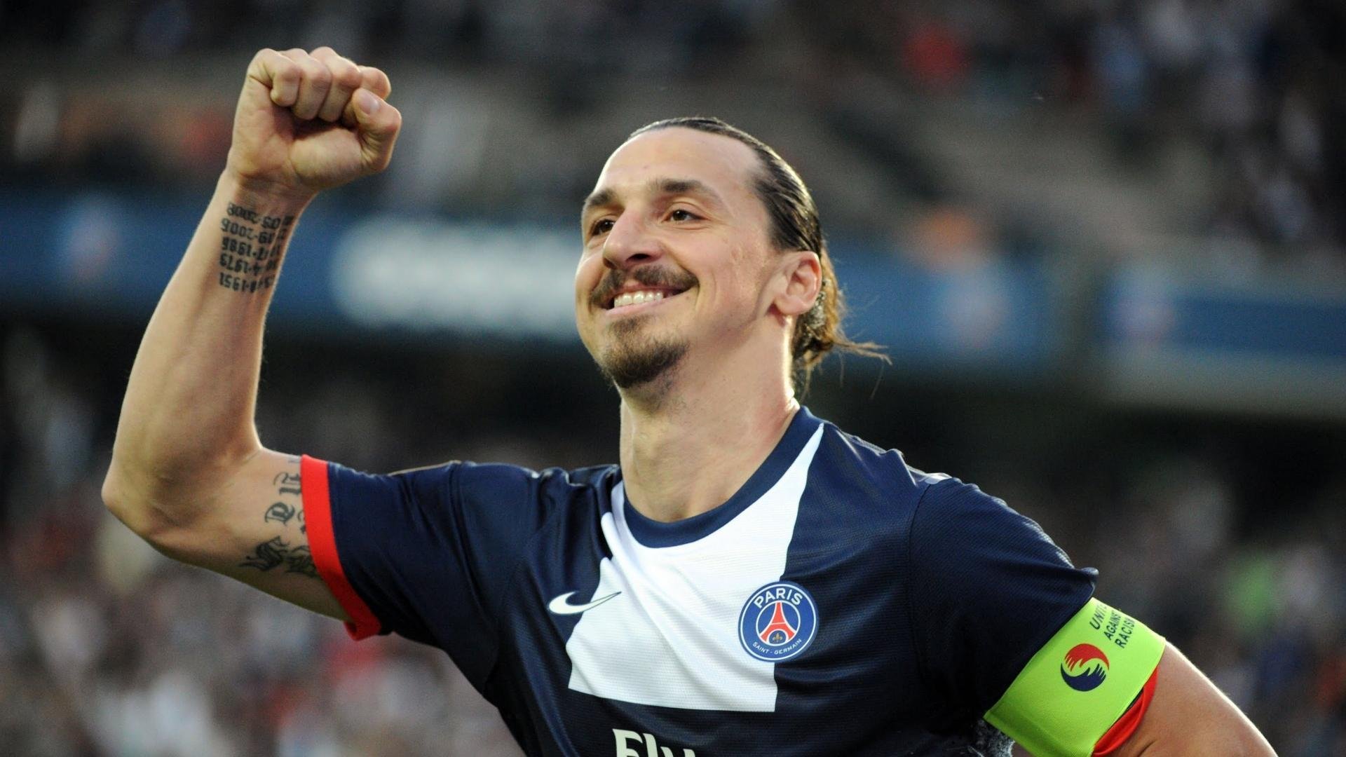 “青少年足球明星巡回演讲，传播体育精神”，青少年足球宣传文案